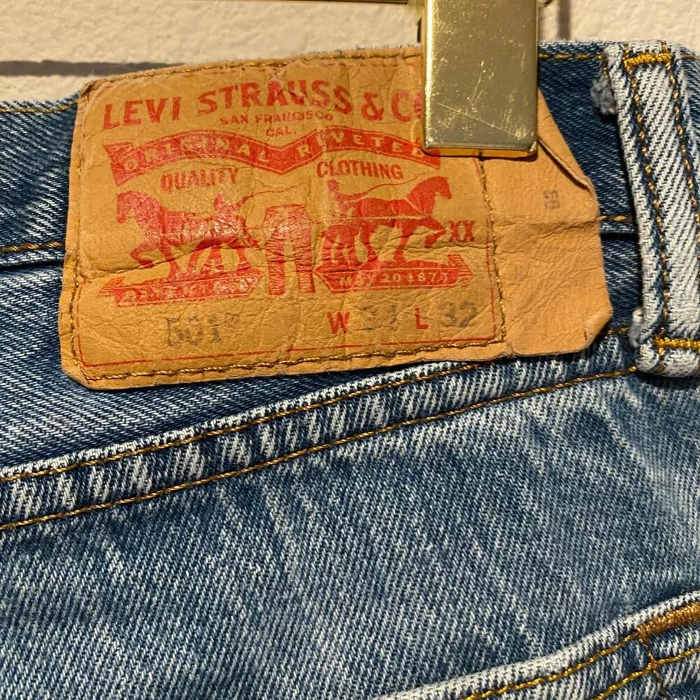 Levi’s 501 Men’s‎ Jeans 34x32 Button Fly Straight Fit with Minor Flaw